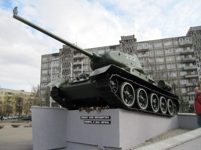 Памятник воинам-танкистам