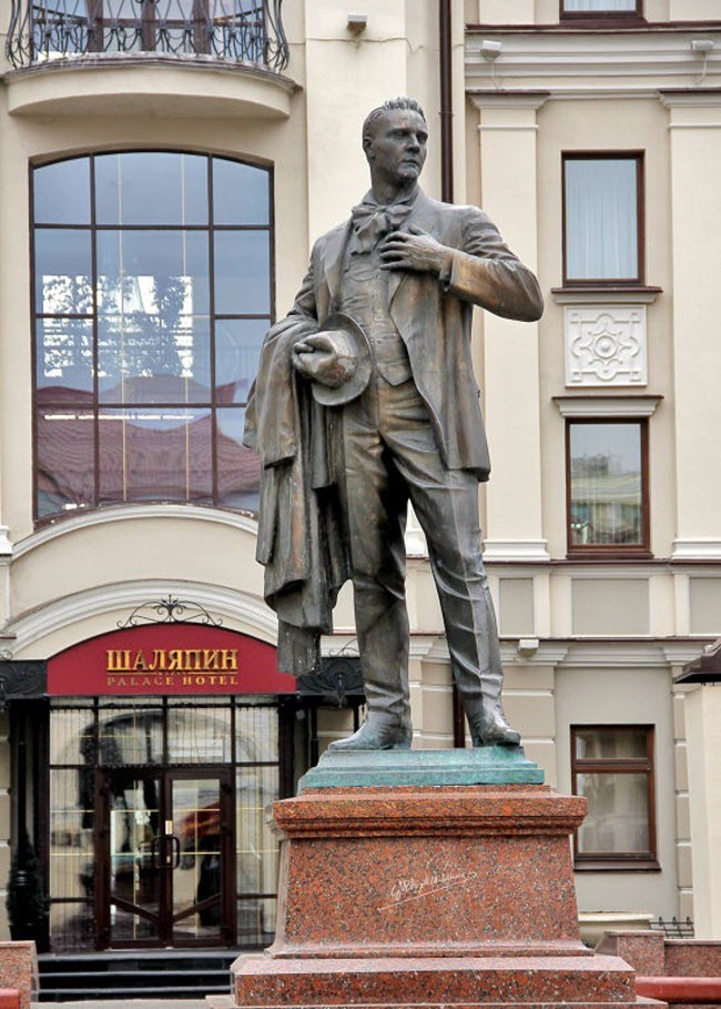 Памятник Федору Шаляпину