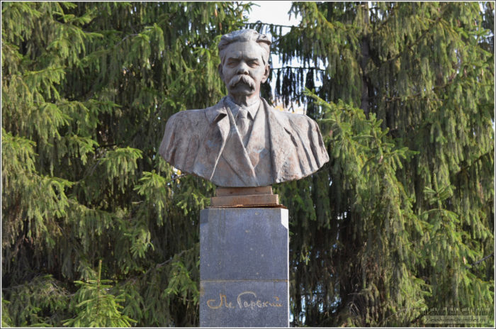 Памятник Горькому в Казани