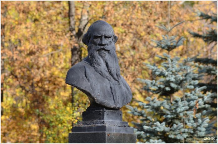 Памятник Толстому в Казани